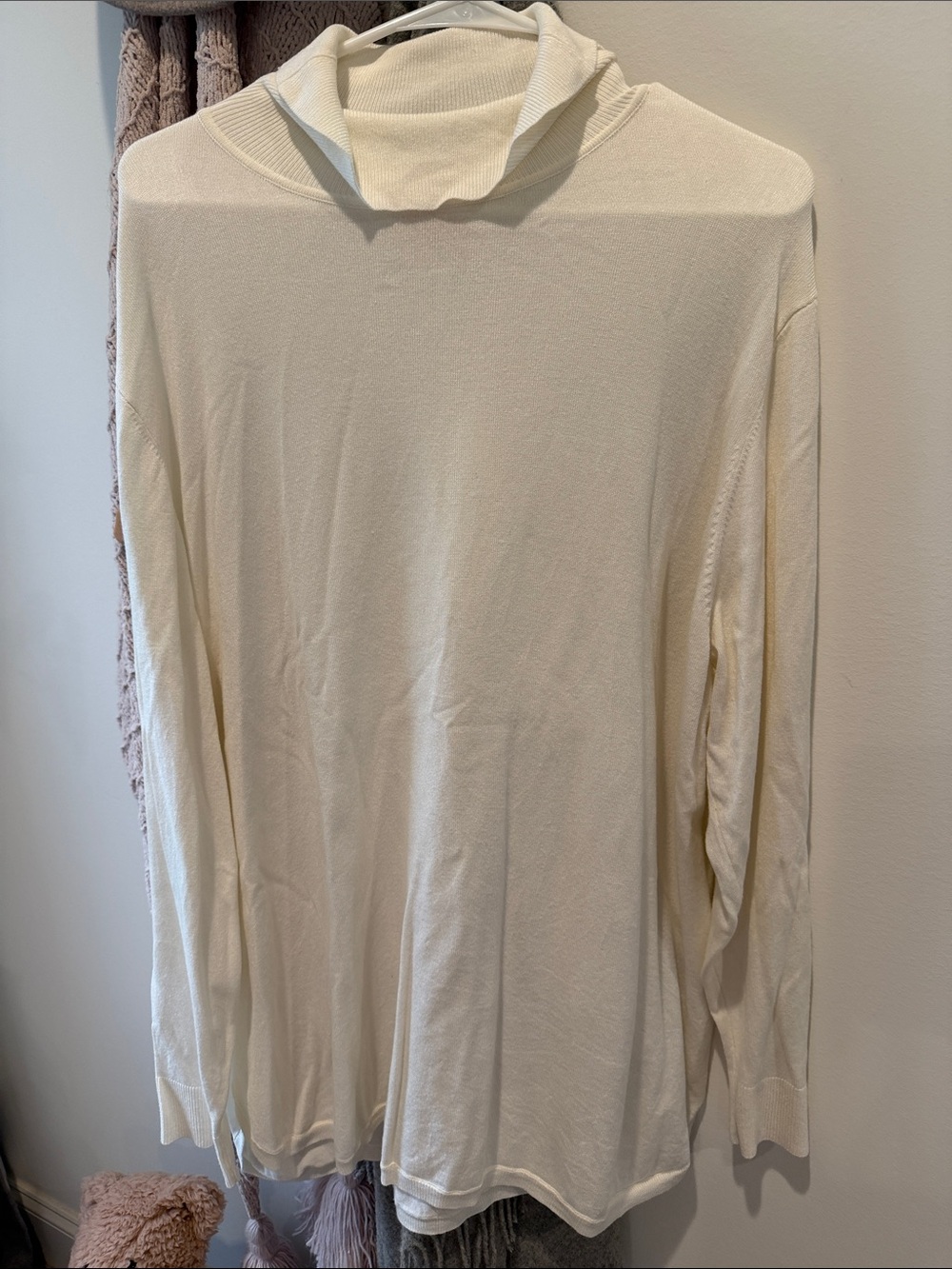 Women’s Cream Lightweight Turtleneck Long-Sleeve Shirt